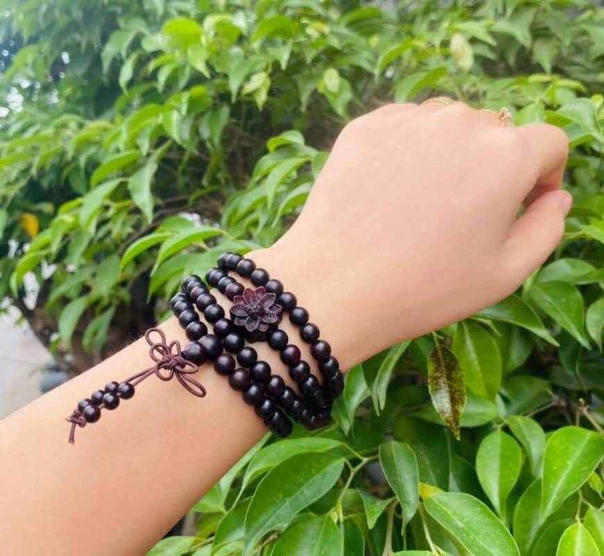 Vòng gỗ Tử Đàn đỏ tím 6ly 108 hạt mix charm sen