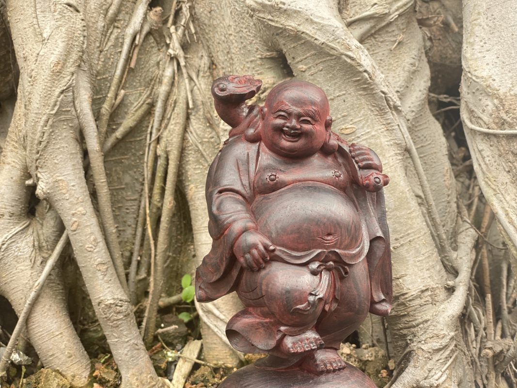 Phật Di Lạc đứng để xe ô tô - Ảnh 4