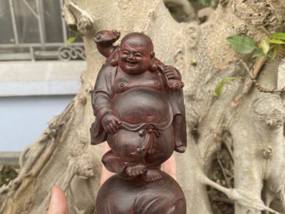 Phật Di Lạc đứng để xe ô tô